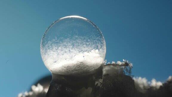近距离观察在雪地上形成的气泡