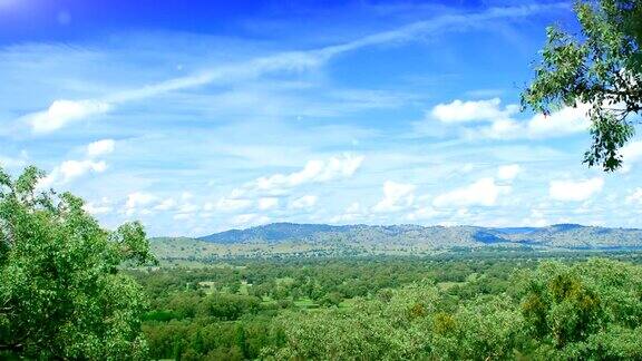绿色的山和蓝色的天间隔拍摄