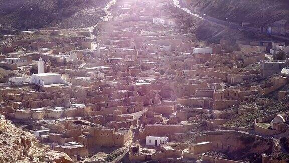 阿拉伯山村被太阳照亮