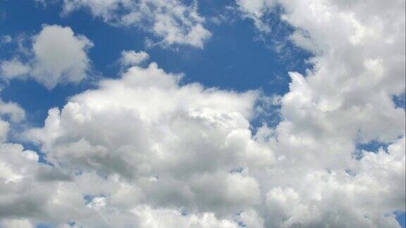 时间流逝白色蓬松的云在蓝天的背景