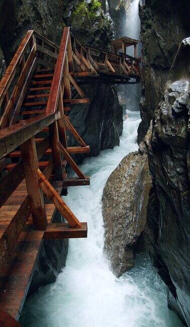 奥地利西格蒙德图恩克拉姆峡谷美丽的木制小径户外旅行概念