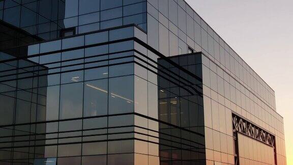 日落时的玻璃商业中心