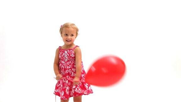 小女孩拿着气球