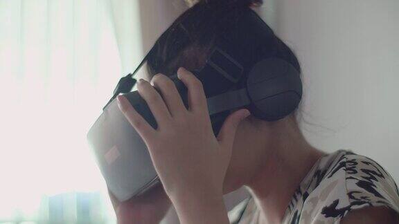 亚洲女性喜欢在家里戴上虚拟现实眼镜去超时空世界