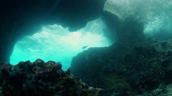 有巨浪的危险礁石