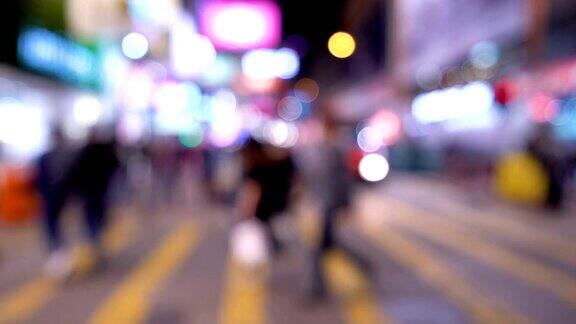 照片中的人走在香港尖沙咀的街道上