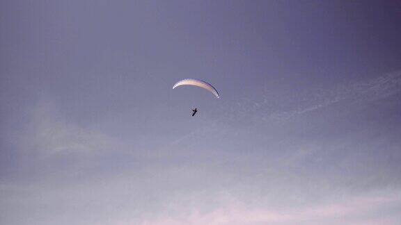 在阳光明媚的冬日滑翔鸟瞰图极限运动和冒险的越野飞行员