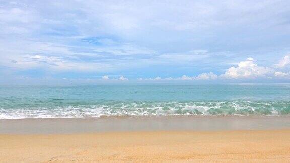 完美的白色沙滩海浪和云彩