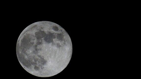 在夜空中移动的满月