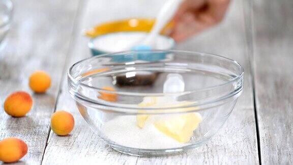 在一个玻璃碗里混合糖和黄油在碗里混合配料