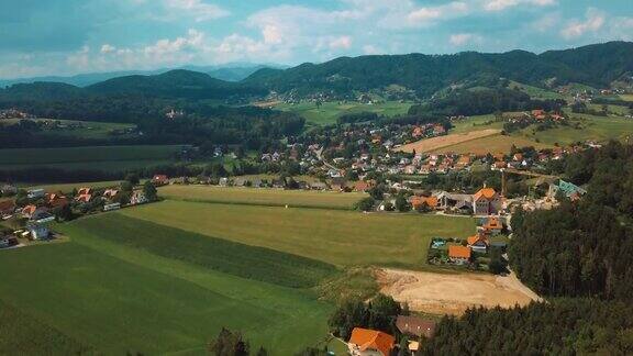 奥地利格拉茨飞越奥地利农田上空天空下的绿色田野鸟瞰图的农场和山谷在农村