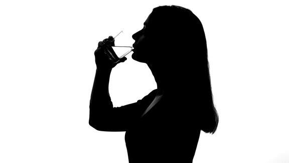 女性廓饮一杯水恢复酸碱平衡减肥