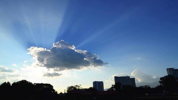 延时:城市剪影与阳光从云端