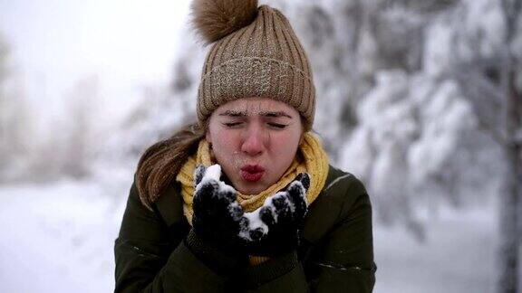 女人在吹雪