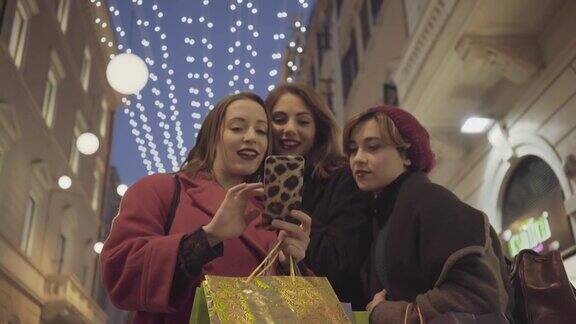 意大利罗马的女性在圣诞节购物