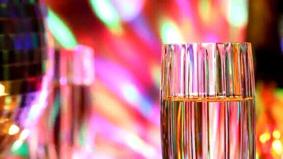 新年前夜的节日派对有香槟迪斯科球装饰