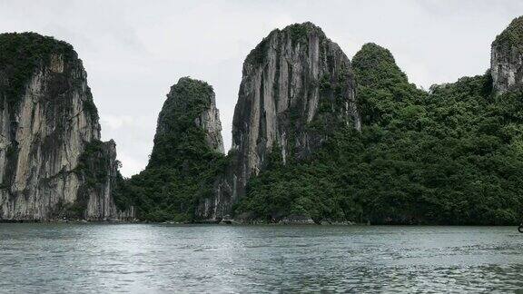 下龙湾的三个山峰和石灰岩悬崖从游船上观看