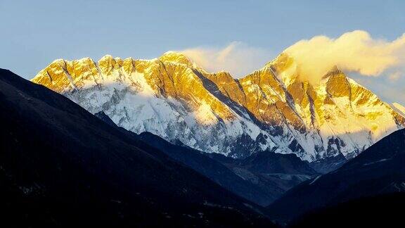 前往珠峰大本营-尼泊尔途中的珠峰景观