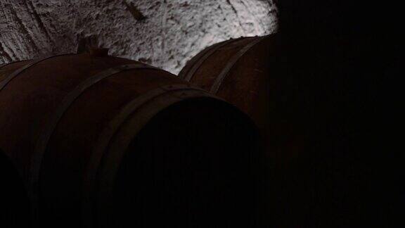 酒窖中的酒桶-波尔多葡萄园