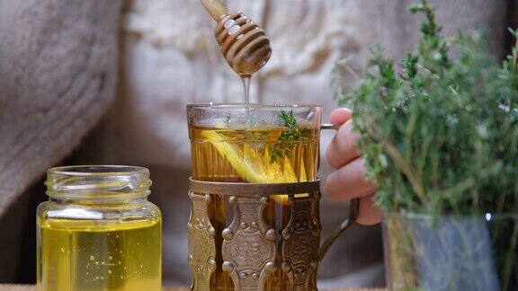 柠檬百里香和蜂蜜的热茶