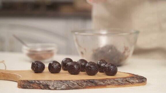 右图左边的前景是自制的营养巧克力糖果放在一个木制烹饪板上制作糖果健康美味的营养理念