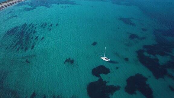一架无人机拍摄的意大利蓝绿色海洋的航拍视频撒丁岛翡翠海岸的美丽海滩