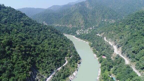 从空中俯瞰印度北阿坎德邦瑞诗凯什邦附近的恒河