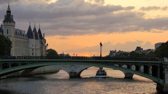 日落时分的巴黎塞纳河