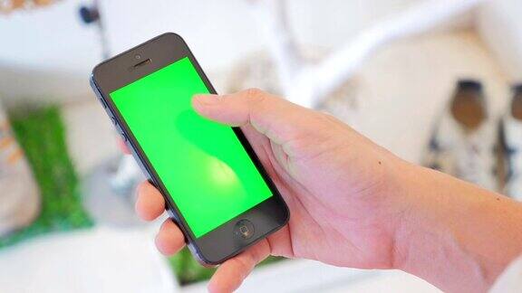 使用智能手机的特写绿色屏幕