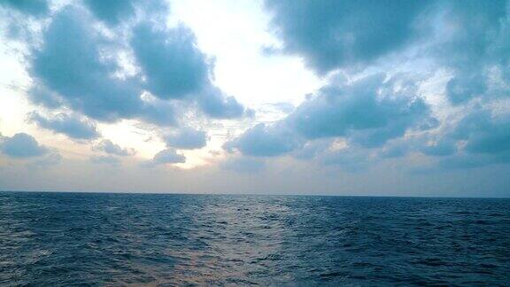 日落后美丽的热带海洋和天空