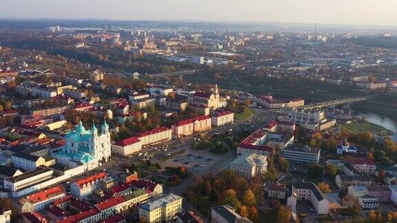 奥运会后白俄罗斯鸟瞰赫罗德纳城市著名的著名历史地标在晴朗的秋日