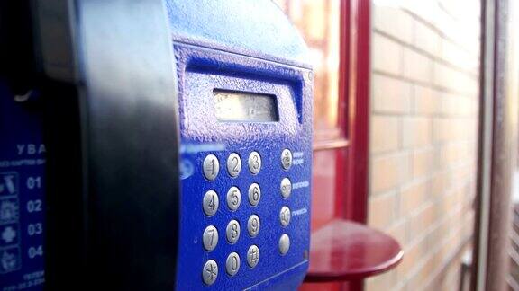 老式的蓝色电话电话亭里有数字按钮