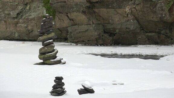 冬天河流上的石头覆盖着积雪冬天的风景雪上的卵石堆