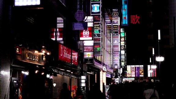日本东京新宿歌舞伎町的广告牌和霓虹灯