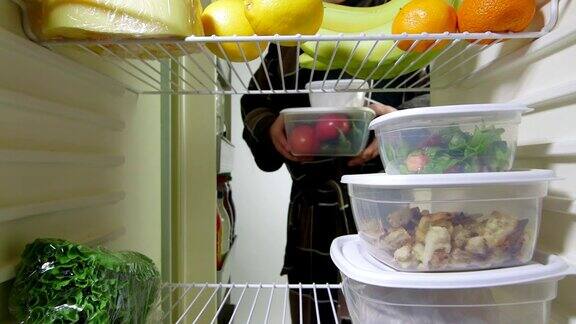 朵莉:男人从冰箱里拿出一堆食物