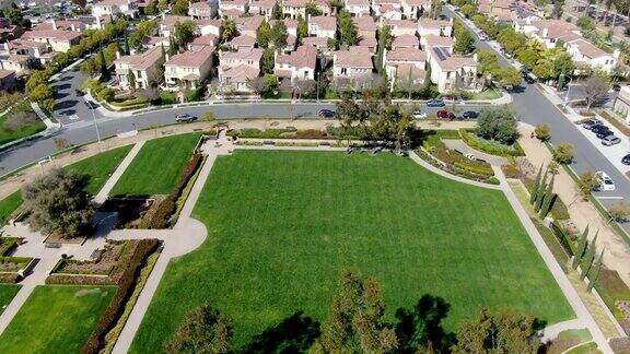 鸟瞰图郊区社区富有的别墅相邻美国加州圣地亚哥