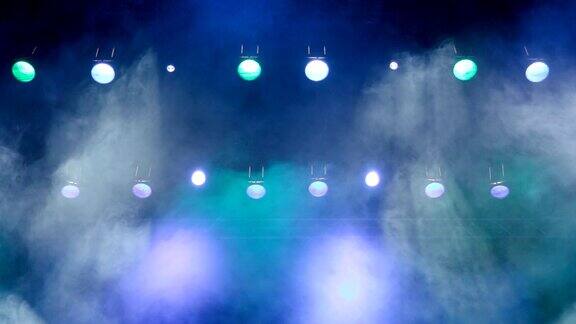 舞台上的灯光聚光灯穿过烟雾戏剧表演镜头剪辑4k