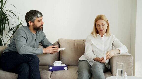 哭泣压力大的女人与专业的男性心理医生交谈心理医生给她纸巾试图让她平静下来