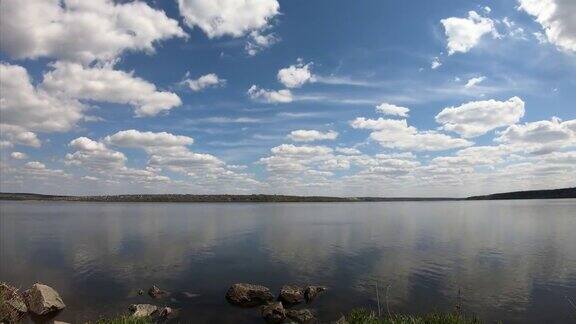 夏天的第聂伯河第聂伯河上的云