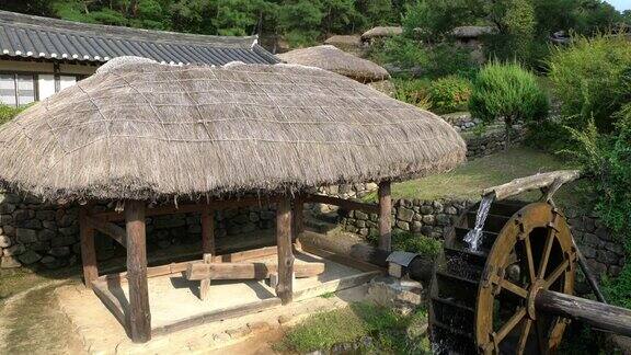 韩国安东民俗村的传统茅草屋和古老的木磨