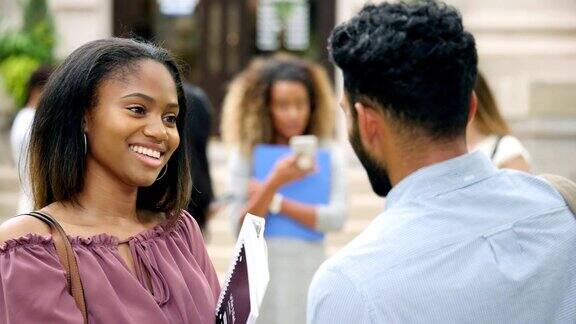 自信的女非洲裔美国大学生与同学交谈