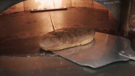 从砖炉中取出面包