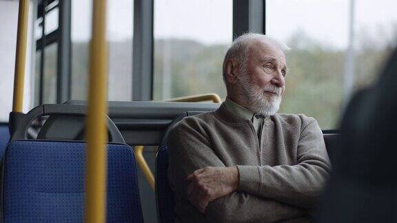 坐在公共汽车上的老人