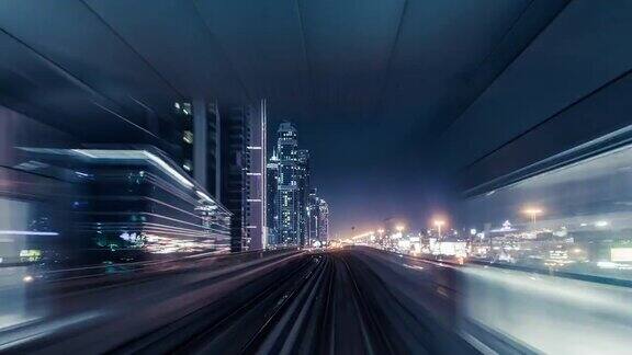 晚上乘坐地铁穿过迪拜市中心