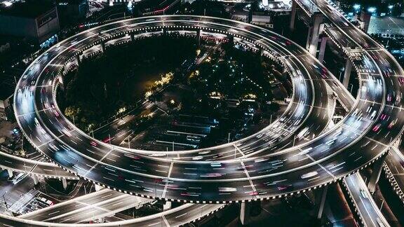 TU无人机视角的立交桥和城市交通在夜间