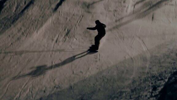 滑雪板运动员在斜坡上表演特技