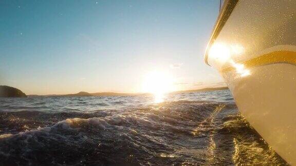 摩托艇在瑞典海岸的水中行驶
