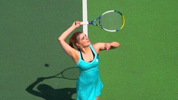一个漂亮的年轻女子网球运动员发球