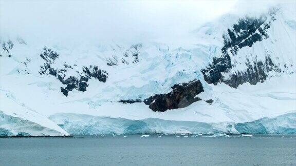 在冰冻的南极山脉景观中淘金