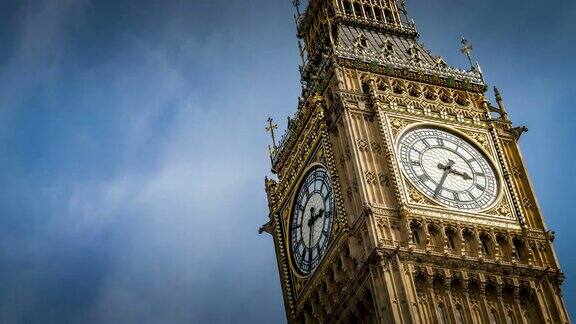 英国伦敦一个阴天议会威斯敏斯特宫的大本钟的时间流逝